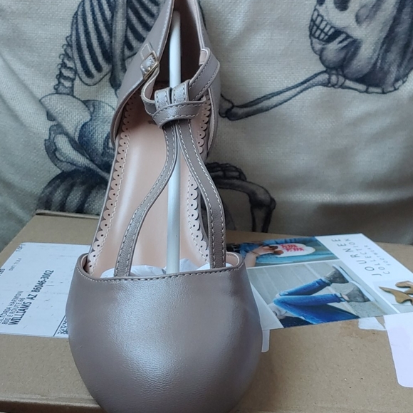 Pretty taupe shoes New - Picture 2 of 8